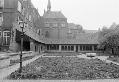 849245 Gezicht in de pandhof van de Mariakerk aan de Mariaplaats te Utrecht, met de achterzijde van het Utrechts ...